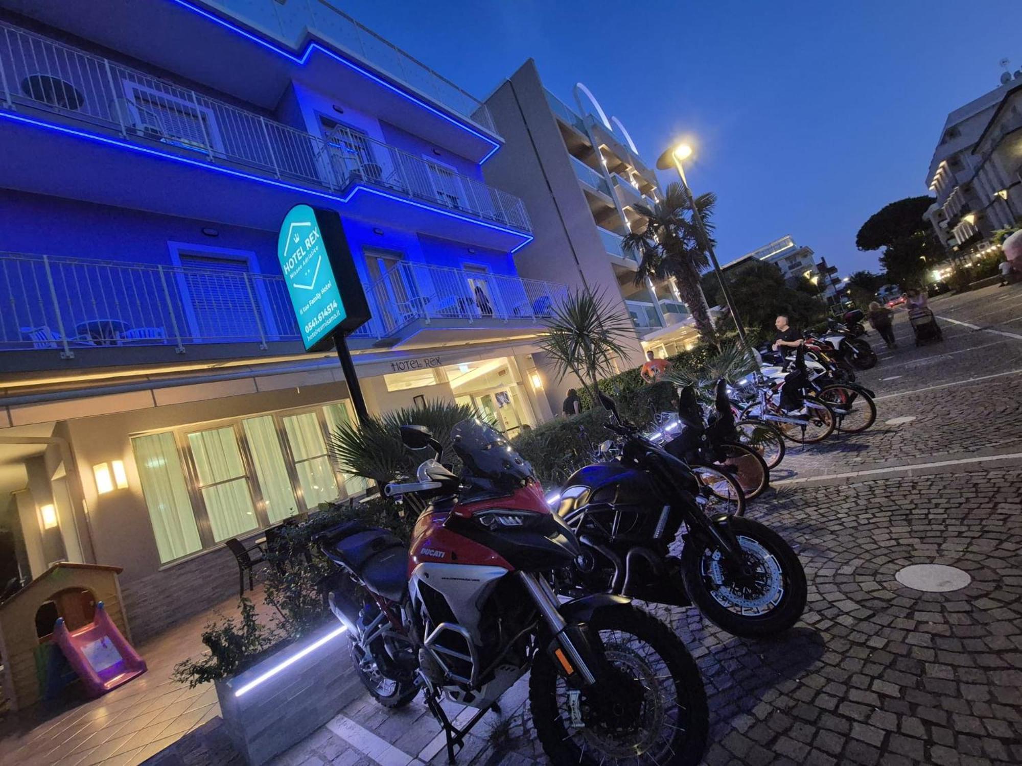 Hotel Rex ミザーノ・アドリアーティコ エクステリア 写真